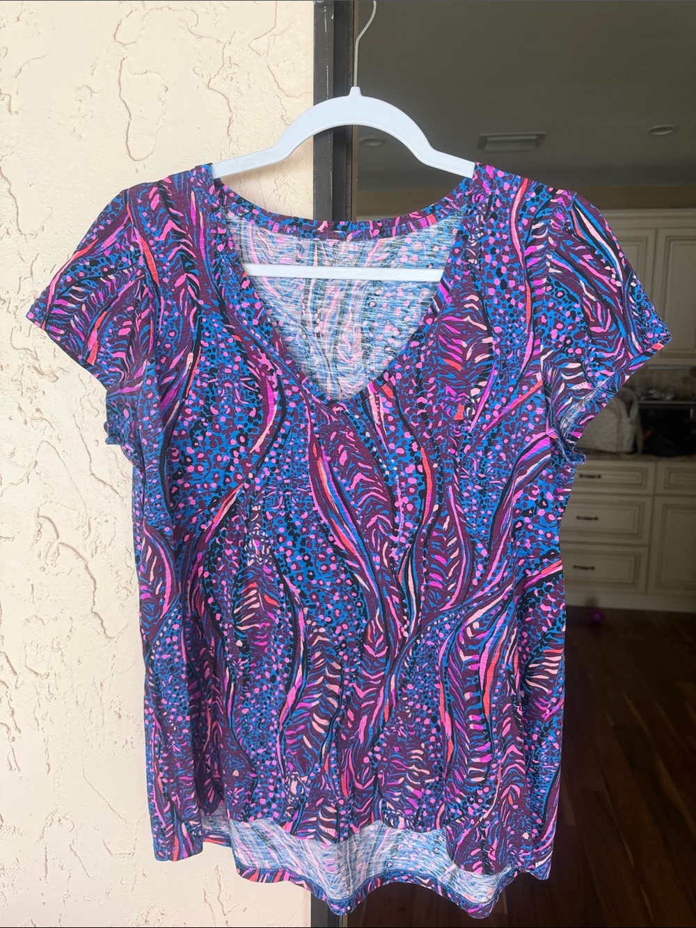 Lilly Pulitzer Women’s Short Sleeve V-Neck Top in Purple Pink Blue Print